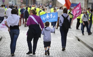 Des manifestants anti-«mariage pour tous», le 5 mai 2013 à Rennes.