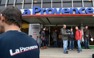 Des journalistes devant le journal La Provence, à Marseille, attendent l'arrivée de Bernard Tapie, le 20 décembre 2012.