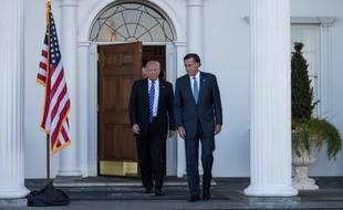 Donald Trump raccompagne Mitt Romney après leur entretien au pavillon du golf Trump de Bedminster, dans le New Jersey, le 19 novembre 2016.
