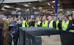 Emmanuel Macron, en visite à l'usine Whirlpool en octobre 2017.