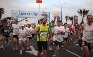 Un des participants du marathon de Tel-Aviv vendredi est décédé et 12 autres participants sont dans un état grave en raison de la chaleur, ont indiqué les services d'urgence israéliens.