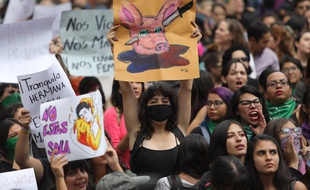 Des milliers de femmes ont défilé à Mexico contre les abus sexuels commis par des policiers, vendredi 16 août.