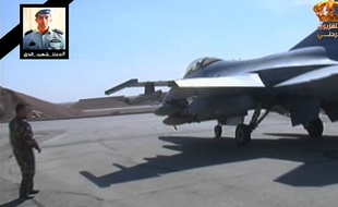 Capture d'écran de la télévision jordanienne qui montre un avion décollant d'Amman pour lancer des frappes aériennes sur Daesh, le 5 février 2015.