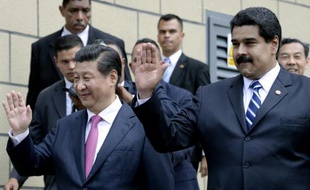 Le président vénézuélien Nicolas Maduro (droite) et le président chinois Xi Jinping (gauche) à Caracas le 21 juillet 2014