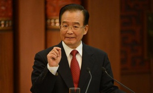 Le sommet annuel entre l'Union européenne et la Chine s'ouvre jeudi à Bruxelles sur fond de tensions commerciales mais aussi d'espoirs européens sur un soutien chinois à leurs dettes, à quelques semaines de l'arrivée d'une nouvelle génération de dirigeants au pouvoir à Pékin.