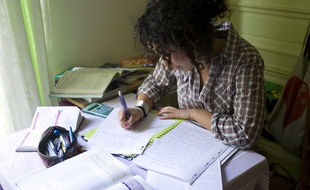 Une lycéenne révise le bac (illustration).