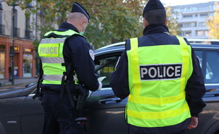 Illustration de policiers, ici en novembre 2020 lors d'un contrôle des attestations de déplacement imposées par le confinement, à Rennes.
