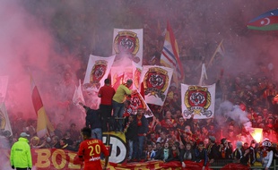 Lens, le 9 mai 2014. Match comptant pour la 37e journee du championnat de ligue 2 de football qui opposait le RC Lens au stade brestois 29. Ici les supporters lensois etaient plus de 40.000 a assister a cette rencontre.