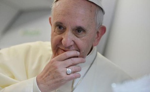 "Qui suis-je pour juger" les homosexuels ? Comme jamais auparavant dans l'histoire du catholicisme, le pape François a ouvertement abordé, avec des journalistes, la question de l'homosexualité
