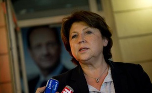 Le président du groupe Nouveau Centre à l'Assemblée nationale, Yvan Lachaud, a dénoncé vendredi un "dérapage sectaire et antirépublicain" de Martine Aubry lorsque celle-ci a réagi à la décision personnelle de François Bayrou de voter pour le candidat socialiste.