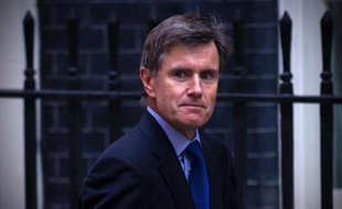 Les trois chefs du renseignement britannique ont jugé jeudi que les révélations d'Edward Snowden avaient fait le jeu d'Al-Qaïda, et ont nié procéder à une surveillance massive de la population, lors d'une audition publique inédite devant une commission parlementaire à Londres.