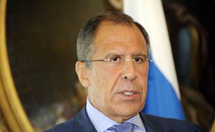 Le chef de la diplomatie russe Sergueï Lavrov a appelé lundi ceux qui commentent la condamnation à deux ans de camp des trois membres du groupe de punk rock Pussy Riot à "ne pas tomber dans l'hystérie", alors que les critiques se multiplient à l'étranger.