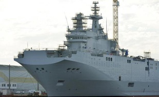 Un des deux navires Mistral dans le port de Saint-Nazaire, le 21 novembre 2014