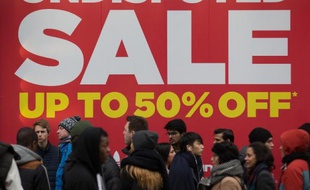 La foule arpente Oxford Street à l'occasion des traditionnelles soldes du "Boxing Day" à Londres le 26 décembre 2014