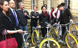 Alain Juppé et Philippe Starck, avec les premiers utilisateurs du Pibal, le 8 novembre à l'hôtel de ville de Bordeaux