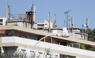Des antennes-relais installées sur les toits d'immeubles niçois, le 7 septembre 2009