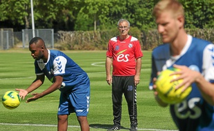 Le coach du Racing Jacky Duguépéroux croit ses joueurs capables d'aller décrocher la montée en Ligue 2. (Archives)