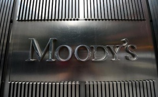 L'agence de notation Moody's a annoncé vendredi le maintien de la note de la dette française à Aa1, soit le deuxième meilleur niveau de son échelle, mais exprimé son scepticisme face aux réformes de François Hollande.