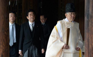 Il aura suffi que le 26 décembre le Premier ministre japonais aille au sanctuaire Yasukuni de Tokyo, où sont honorés 2,5 millions de morts pour le Japon dont 14 criminels de guerre, pour en avoir confirmation: le passé du Japon lui colle à la peau.