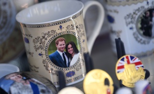 Des objets à l'effigie du Prince Harry et de Meghan dans une boutique de souvenirs à Windsor, le 9 janvier 2020.