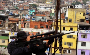 Un an après la reconquête par l'armée et la police de la Rocinha, la plus grande favela de Rio, une Unité de police pacificatrice (UPP) permanente y a été inaugurée jeudi, avec 700 policiers communautaires spécialement formés.