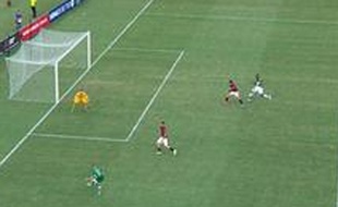 Lors d'un match en Asutralie entre Western Sydney Wanderers et les Newcastle Jets, un but a été refusé pour un hors-jeu inexistant, et de loin.
