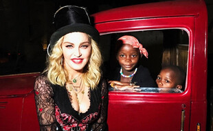 La chanteuse Madonna et ses filles Estere et Stella