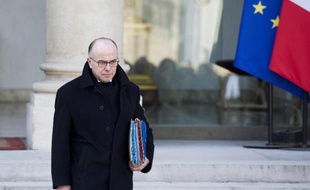 Le ministre de l'Intérieur Bernard Cazeneuve quitte l'Elysée à Paris le 11 février 2015