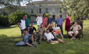 Les agriculteurs de la saison 13 de «L'Amour est dans le pré» autour de l'animatrice Karine Le Marchand.