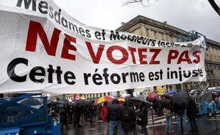 L'Assemblée nationale a adopté mardi le projet de loi sur l'emploi, salué comme inédit par le gouvernement, tandis que la CGT et FO , opposés à ce texte "scélérat", ont mobilisé modestement partout en France pour enjoindre les députés de ne pas l'adopter et les mettre en garde contre ses conséquences "néfastes".
