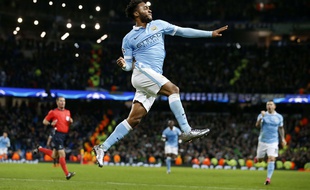 Raheem Sterling fête son but lors de City-Monchengladbach le 8 décembre 2015.