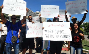 Des manifestants à Tunis proclament leur liberté de manger en public pendant le ramadan, ce dimanche 11 juin.
