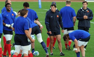 Marc Lièvremont entourés des joueurs de l'équipe de France, le 6 septembre 2011 à Takapuna (Nouvelle-Zélande).
