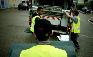 Des éboueurs au travail le 6 juillet 2006 à Lyon