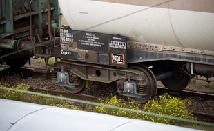 Illustration d'un train transportant des matières dangereuses.