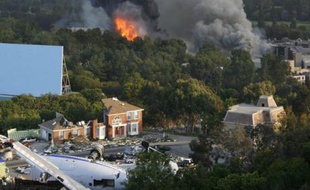 Un incendie ravage les décors d'Universal Studio, au sud de Los Angeles, en Californie, le 1er juin 2008. Au premier plan, une maquette d'avion qui a servi à tourner le film de Steven Spielberg, «La guerre des mondes».