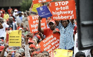 Des dizaines de milliers de personnes manifestaient mercredi en Afrique du Sud pour protester contre un projet de péages routiers et le recours au travail par intérim, à l'appel du Cosatu, la puissante confédération syndicale pourtant alliée de l'ANC au gouvernement.