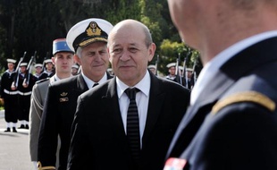 Le ministre de la Défense, Jean-Yves Le Drian, a estimé lundi soir que "la Défense doit contribuer au redressement des comptes publics, ni plus, ni moins".
