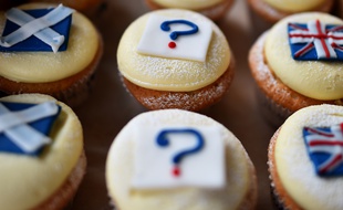 Des «referendum cupcakes», décorés de drapeaux de l’Écosse et du Royaume-Uni, ainsi que d'un point d'interrogation,
dans une pâtisserie d’Édimbourg, le 16 septembre 2014.