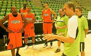Pierre Vincent (au 1er plan) et ses joueurs accueilleront Tony Parker à l'entraînement à partir de lundi.