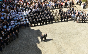 Bernard Cazeneuve et François Hollande lors de la minute de silence dans la cour de l'Hôtel de Beauvau le 18 juillet 2016 à Paris