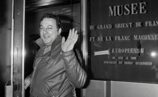 L'humoriste Coluche devant le musée du Grand Orient de France le 27 février 1986