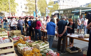 Paris, le 22 août 2018. - Des agriculteurs du Lot-et-Garonne vendent à «des prix raisonnables» leurs fruits et légumes aux Parisiens, place de la Bastille.