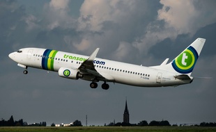 An A320 Airbus plane of the Transavia company takes off, on October 11, 2014 at the Lille-Lesquin airport. AFP PHOTO PHILIPPE HUGUEN