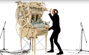 Le musicien suédois a utilisé près de 2000 billes pour réaliser sa machine.