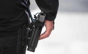 Arme d'un policier. (Illustration)
