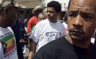 Le parquet de Pointe-à-Pitre a annoncé samedi l'ouverture d'une enquête judiciaire, notamment pour provocation à la haine raciale et tentative d'extorsion de signature, après des déclarations du leader du "collectif contre l'exploitation" LKP, Elie Domota.