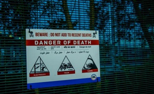 Une pancarte avertissant: "Attention: danger de morts" sur le site d'Eurotunnel à Coquelles près de Calais, le 31 juillet 2015