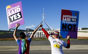 Deux personnes manifestent pour l'ouverture du mariage aux couples de même sexe le 7 décembre 2017 en Australie. (image d'illustration)