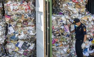 Dans ce conteneur venu d'Australie, les déchets contenaient des produits non-conformes comme des couches usagées ou des bouteilles plastiques.